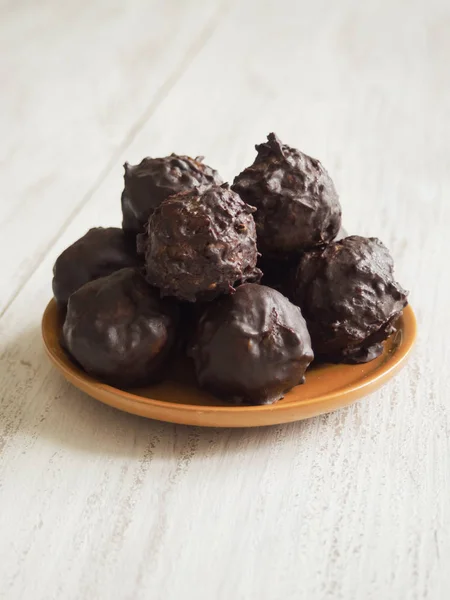 Bolas de chocolate caseras con nueces. De cerca. . — Foto de Stock