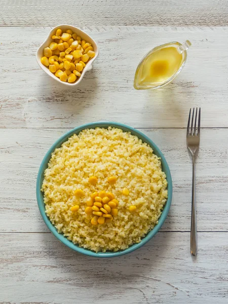 Gachas de maíz. Desayuno orgánico saludable . —  Fotos de Stock