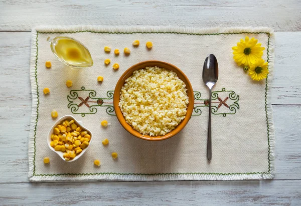 Gachas de maíz. Desayuno orgánico saludable . —  Fotos de Stock