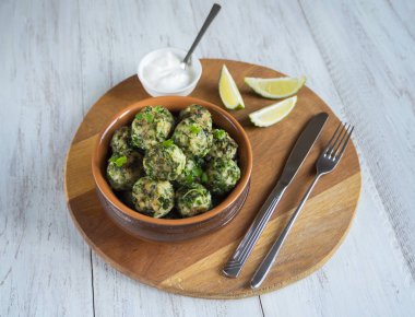 Otlar bir kil kase köfteyle. Organik gıda.