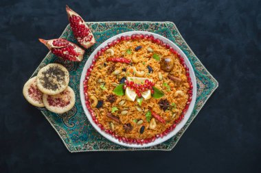 Vejetaryen yemek siyah bir tablo. Üstten Görünüm. 