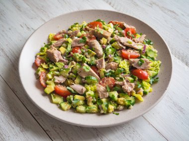 Acılı avokado lezzetli quinoa salata ton balığı ile. 