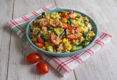 Organik salata quinoa ve Mısır. Üstten Görünüm.