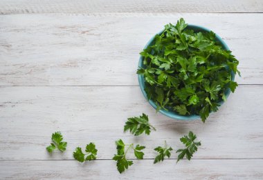Maydanoz düz lay bırakır. Bir plaka üzerinde taze maydanoz.
