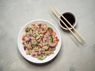 Tay ton balıklı salata üzerinde gri tablosudur. Üstten Görünüm. 