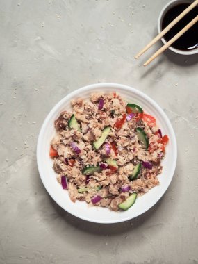 Tay ton balıklı salata üzerinde gri tablosudur. Üstten Görünüm. 