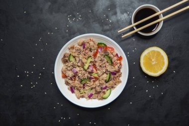 Asya ton balıklı salata siyah masada. Üstten Görünüm. 