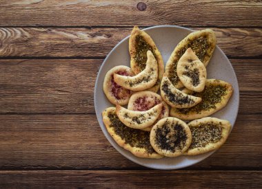 Manakish Arapça ahşap bir masa üzerinde. Çörekler Zatar.
