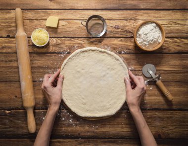 Pizza yemek. Pizza Hamur Şekillendirme. 