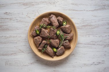 Sığır eti güveç. Bir tabak kızarmış sığır eti dilimleri.