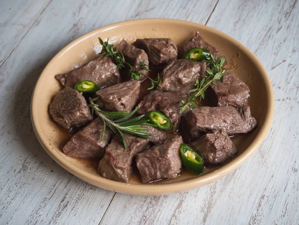 Sığır eti güveç. Bir tabak kızarmış sığır eti dilimleri.