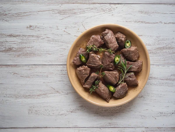 Sığır eti güveç. Bir tabak kızarmış sığır eti dilimleri.