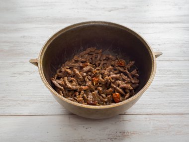 Bir kazan içinde kızarmış biftek. Kızarmış sığır straganof. 