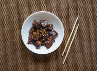 Moğol sığır eti. Yapışkan soslu çıtır sığır eti. 