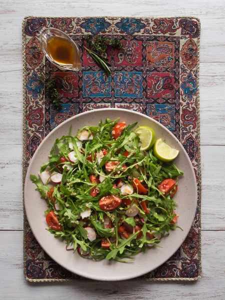 Asya quinoa ve Roka Salatası. Üstten Görünüm. — Stok fotoğraf