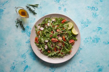 Roka ve quinoa ile taze organik salata.