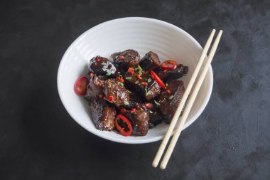 Bal ve kara biber sosu ile Çin sığır eti. 