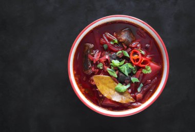 Pancar çorbası et siyah bir arka plan ile