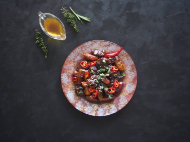 Fas sığır eti Tagine siyah Tarih sos ile. 