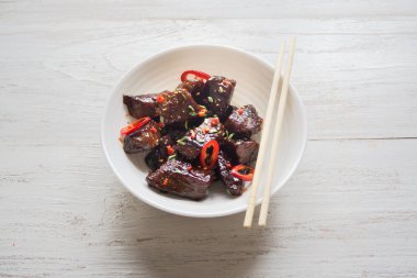 Bal ve kara biber sosu ile Çin sığır eti. 