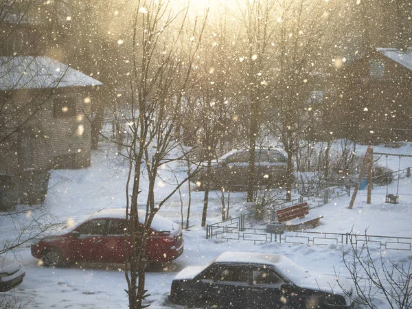 Hof mit Autos im Schnee. Schnee im Sonnenlicht. — Stockfoto