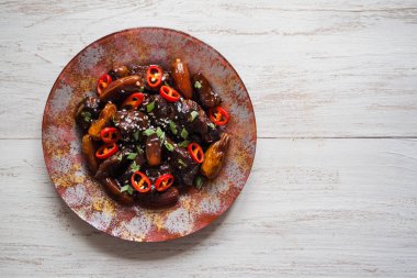 Beyaz masa üzerinde tarihi soslu Fas sığır eti. 