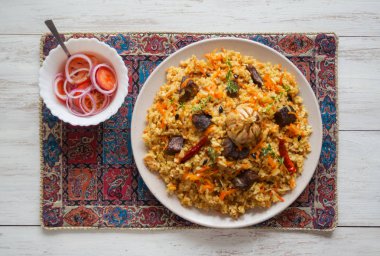 Pilavlı kuzu pilav. Asya mutfağı. Üstten Görünüm.