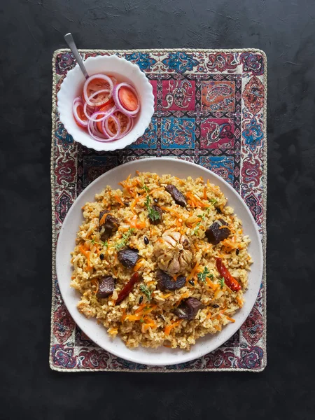 Pilaf di agnello con riso. Cucina asiatica. Vista dall'alto . — Foto Stock