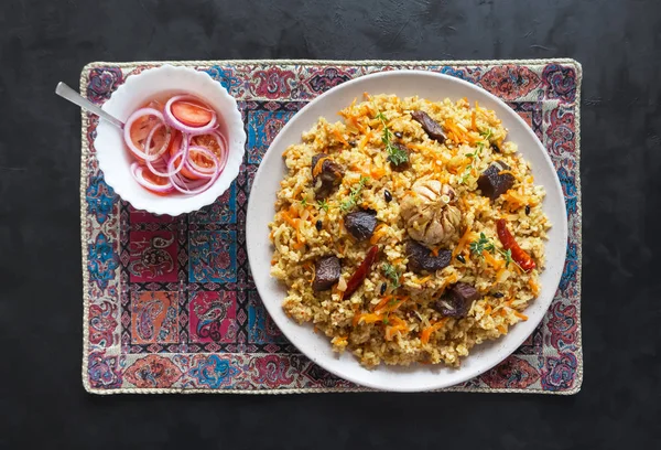 Pilaf di agnello con riso. Cucina asiatica. Vista dall'alto . — Foto Stock