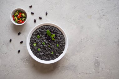 Siyah fasulye çorbası püresi. Üstten Görünüm.