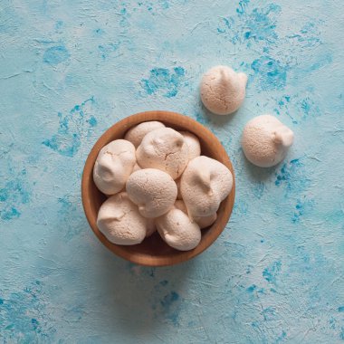 Mavi bir arka plan üzerinde ev yapımı Meringues.