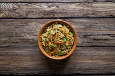 Havuç ve mercimek ile kızarmış lahana. 