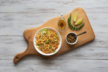 Kavrulmuş lahana ve havuç ile kırmızı mercimek. .
