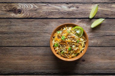 Haşlanmış sebzeler ile mercimek. Rustik gıda. 