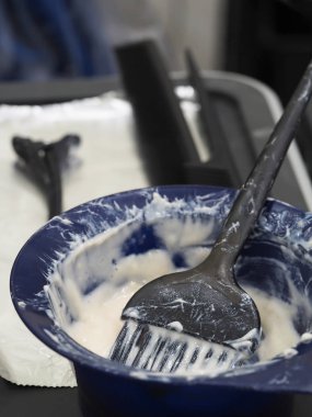 Saç karışımı plastik bir kabın içinde boyama.