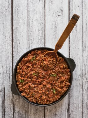 Mercimek ragu - Vegan mercimek bolognese bir tavada.