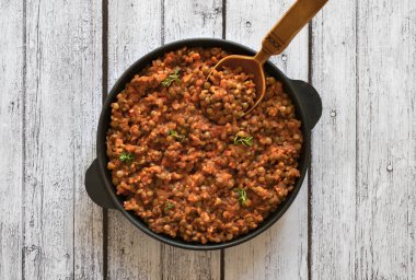 Mercimek ragu - Vegan mercimek bolognese bir tavada.