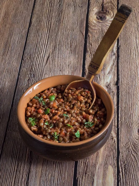 Stufati in una pentola di lenticchie con verdure . — Foto Stock