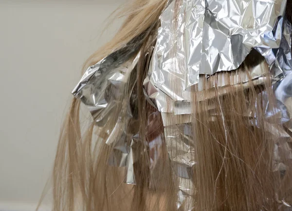 Foil on the hair when coloring the hair. — Stock Photo, Image