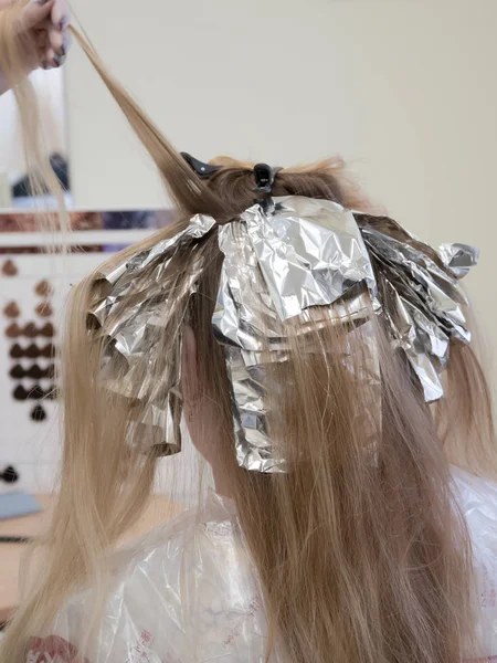 Folie auf dem Haar beim Färben der Haare. — Stockfoto