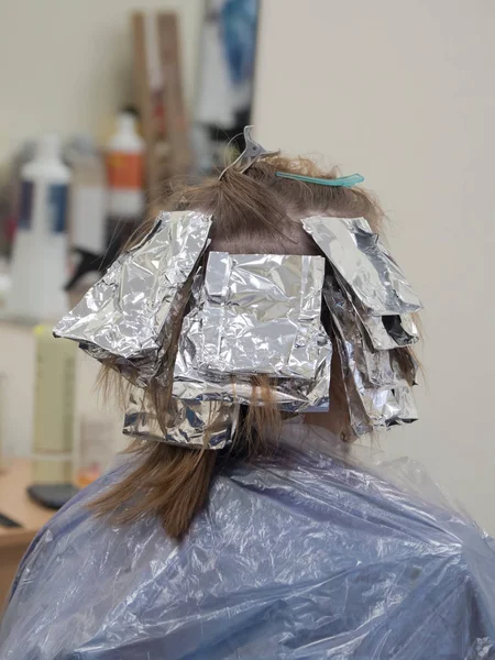 Folie auf dem Haar beim Färben der Haare. — Stockfoto