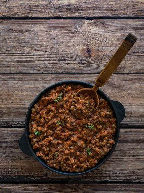 Sebzeli mercimek tavada ihtiva eder.