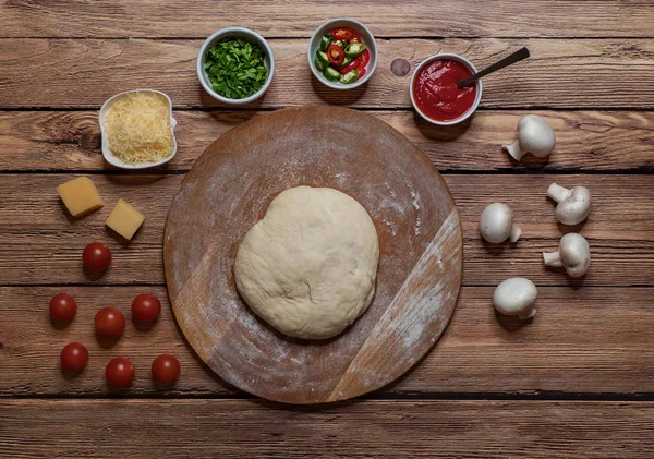 Matlagning pizza. Rulla ut degen på ett bräde. — Stockfoto