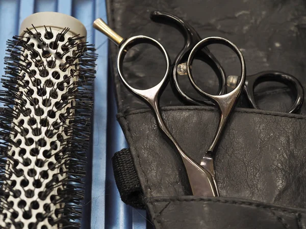 Аксессуары для стрижек. Ножницы и расческа для волос — стоковое фото
