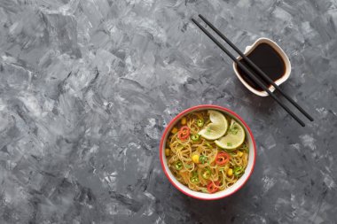 Tay kırmızı köri şehriye çorbası. Baharatlı Asya çorbası.