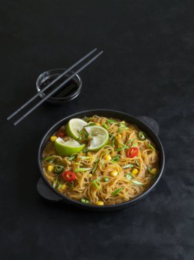 Şımarık Hindistan cevizi köri Pirinç Noodle ile. 