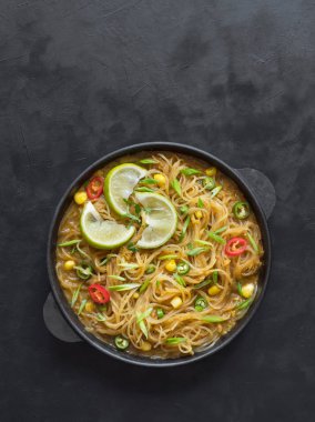 Şımarık Hindistan cevizi köri Pirinç Noodle bir Pan ile.