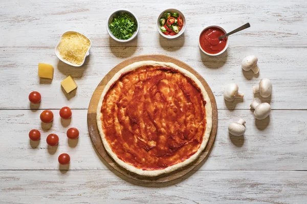 Cozinhar pizza. Rolando a massa crua . — Fotografia de Stock