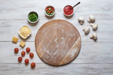 Pizza yemek. Çiğ hamur haddeleme.