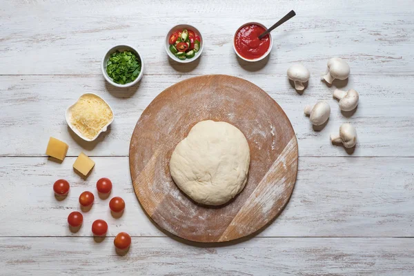 Matlagning pizza. Rulla ut den råa degen. — Stockfoto